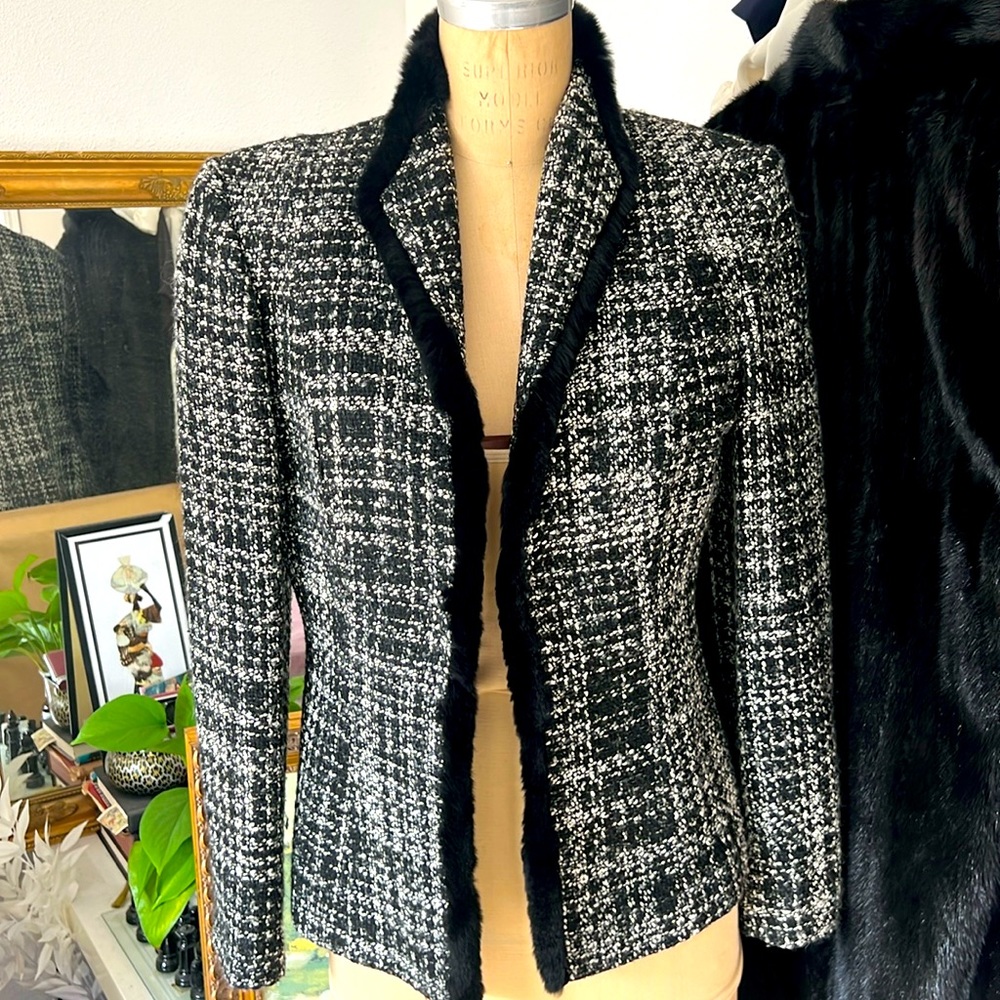 Tahari - Arthur Levine Petites Tweed Jacket size 8P with Faux Fur Trim Vintage